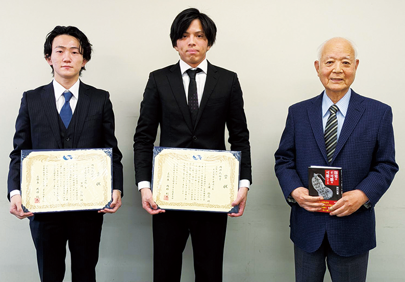 （右）当社　相談役 岡田民雄　（左）公益社団法人日本鋳造工学会　●●　●●