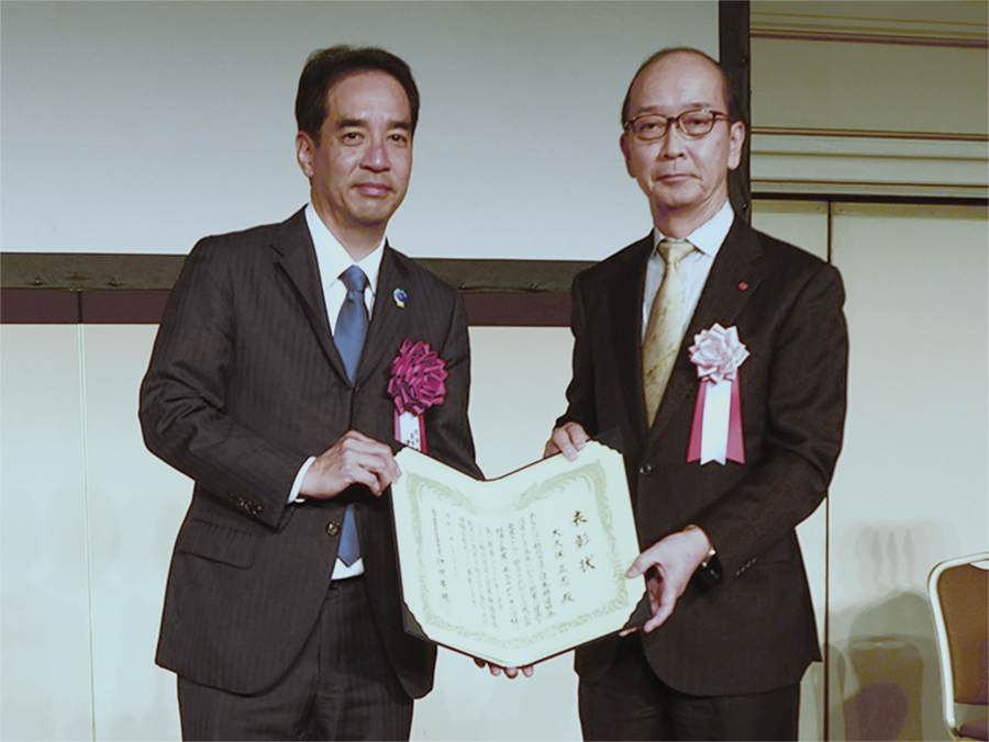 （右）当社　社友 岡田民雄　（左）公益社団法人日本鋳造工学会　●●　●●